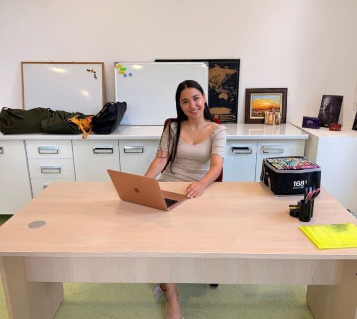 Theodora Stanciu la biroul din sala de meditații